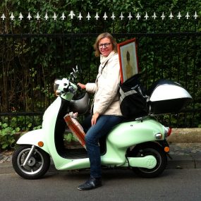 Kundin eines nachhaltigen Kumpan Elektrorollers grün